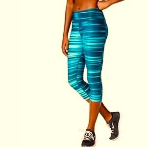 NEW Nike Womens Legend Tight Fit Swift Print Capri Leggings Color Mint Green